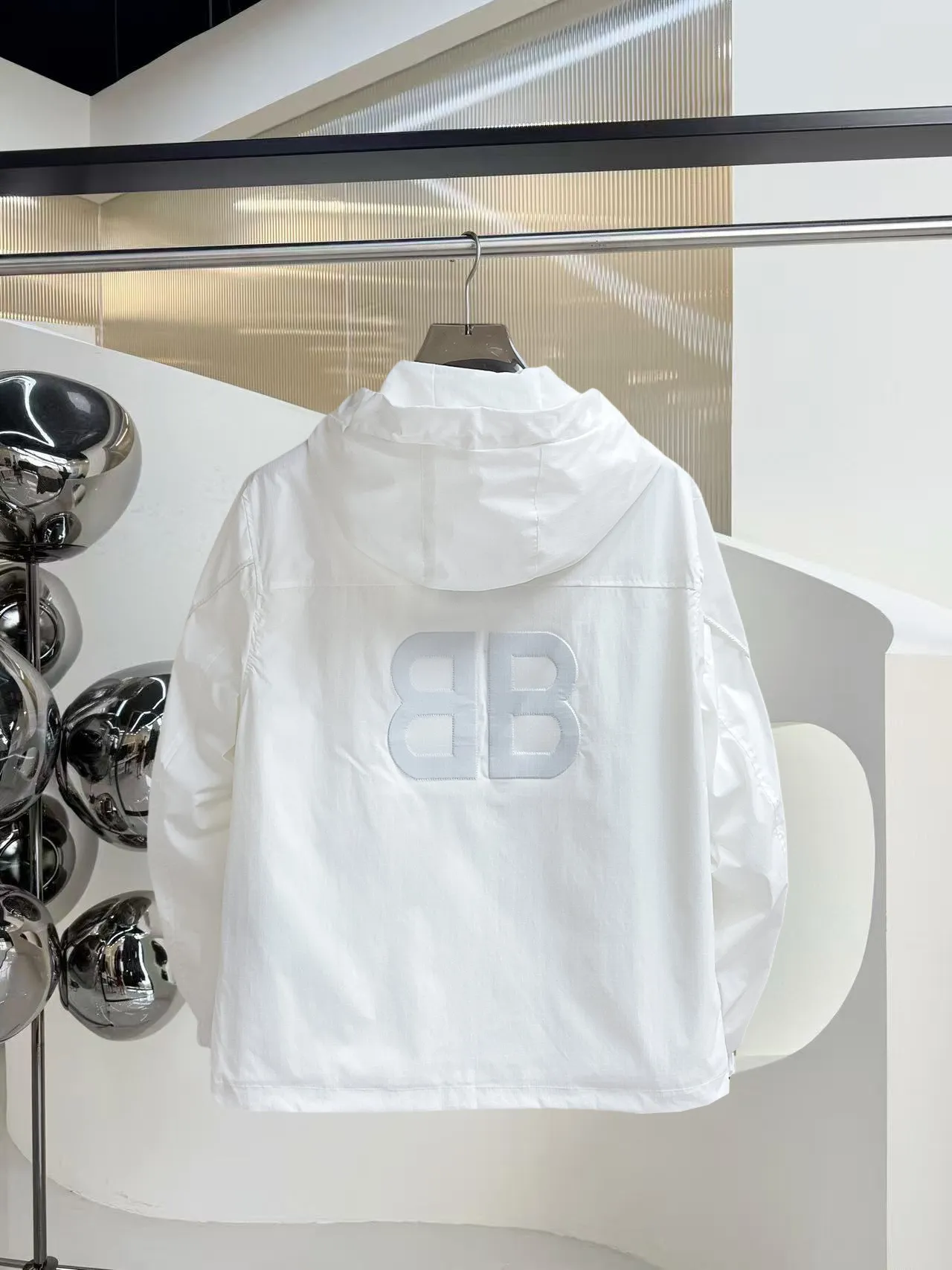 Balenciaga official website Same Style, complete with three labels, on sale in advance. 2026 Autumn and Winter New Arrival men's jacket, Original with complete three labels, Premium version. Custom-made fabrics at the counter. Breathable, high comfort, impeccable details, brand element design concept, reflecting high quality. It feels delicate and soft, presents a casual cut, and has a great upper body shape. Sizes: M～3XL